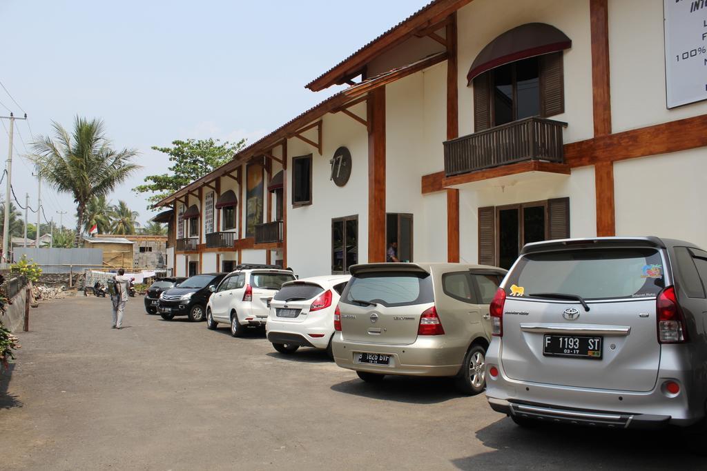 Hotel 77 Sunset Plaza Cisolok Exterior foto
