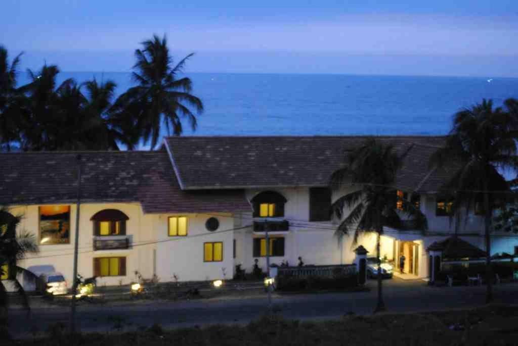 Hotel 77 Sunset Plaza Cisolok Exterior foto